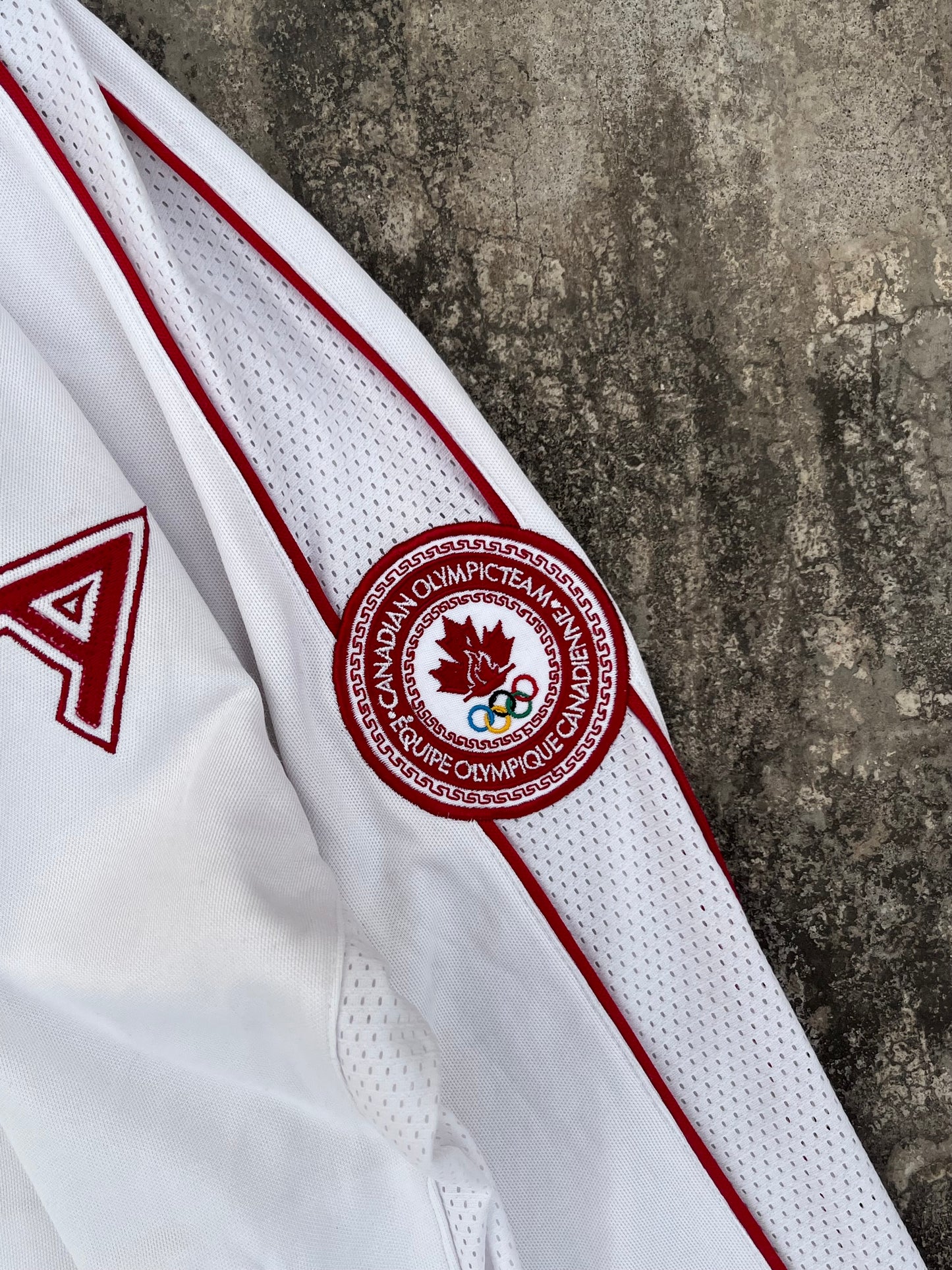 Roots Olympics Canada 2004 Vintage Windbreaker (M)