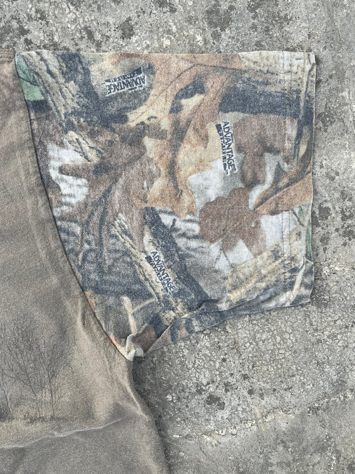 Vintage Artisans Advantage Camo Deer Graphic Tee (L/XL)
