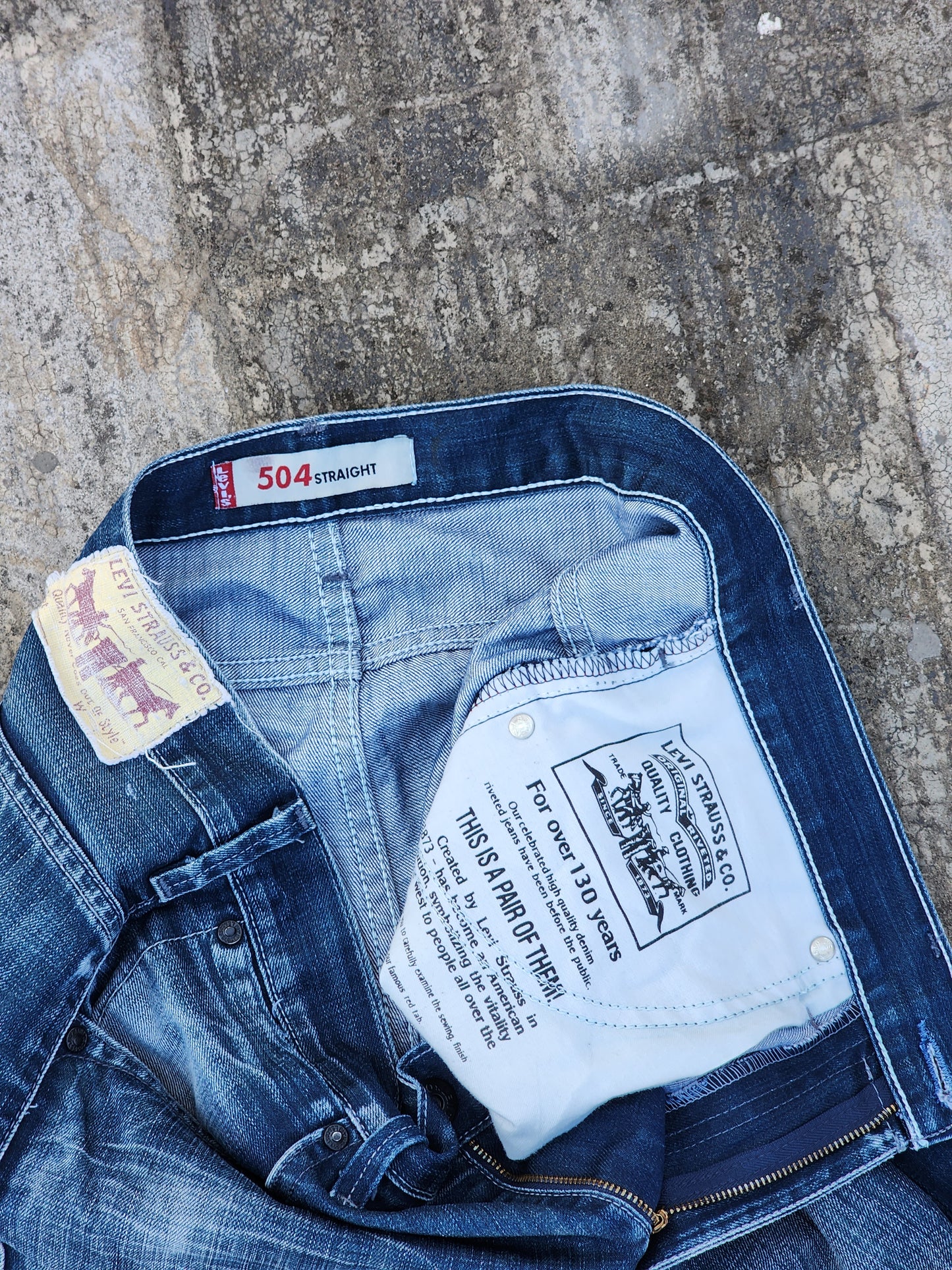 Vintage Levi's 504 Straight Fit Jeans (33)