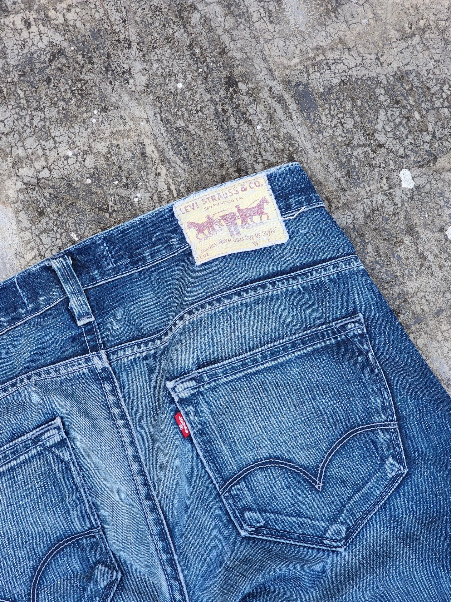 Vintage Levi's 504 Straight Fit Jeans (33)