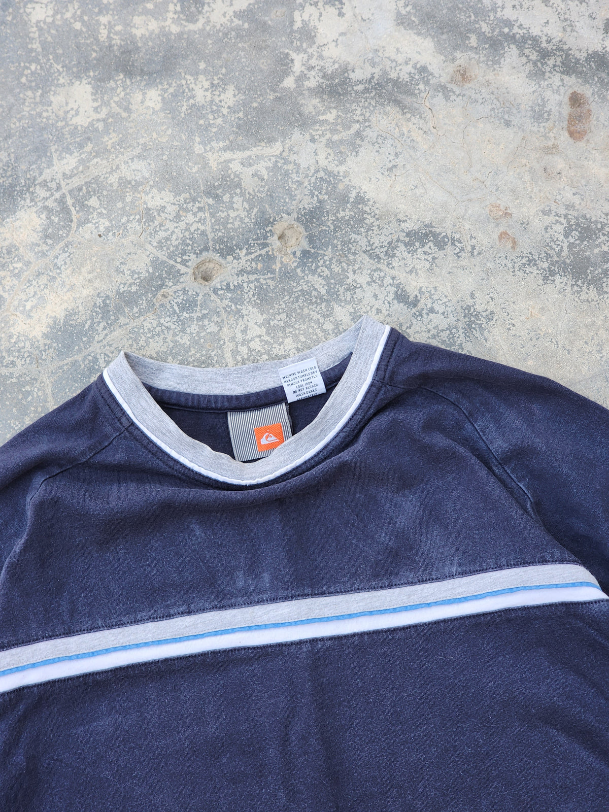 Vintage Y2K Era Quiksilver Crew neck chest-stripe Surfwear Tee (L)