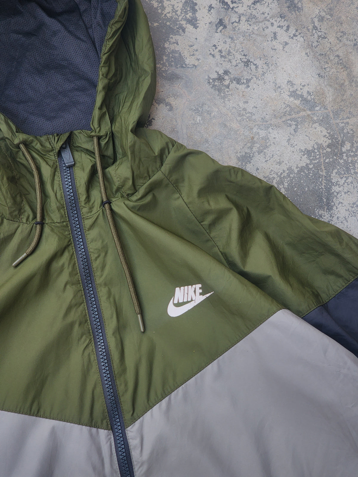 Nike Sportswear Windrunner Men's Hooded Windbreaker Jacket Olive and Grey (M)