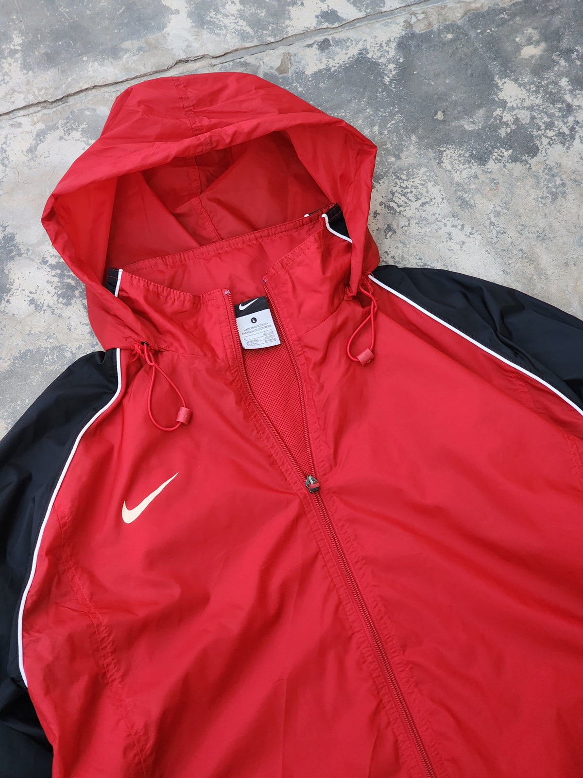 Vintage 2000s Red Team Sports Red and Black Full-Zip Windbreaker Hooded Rain Jacket (L/XL)