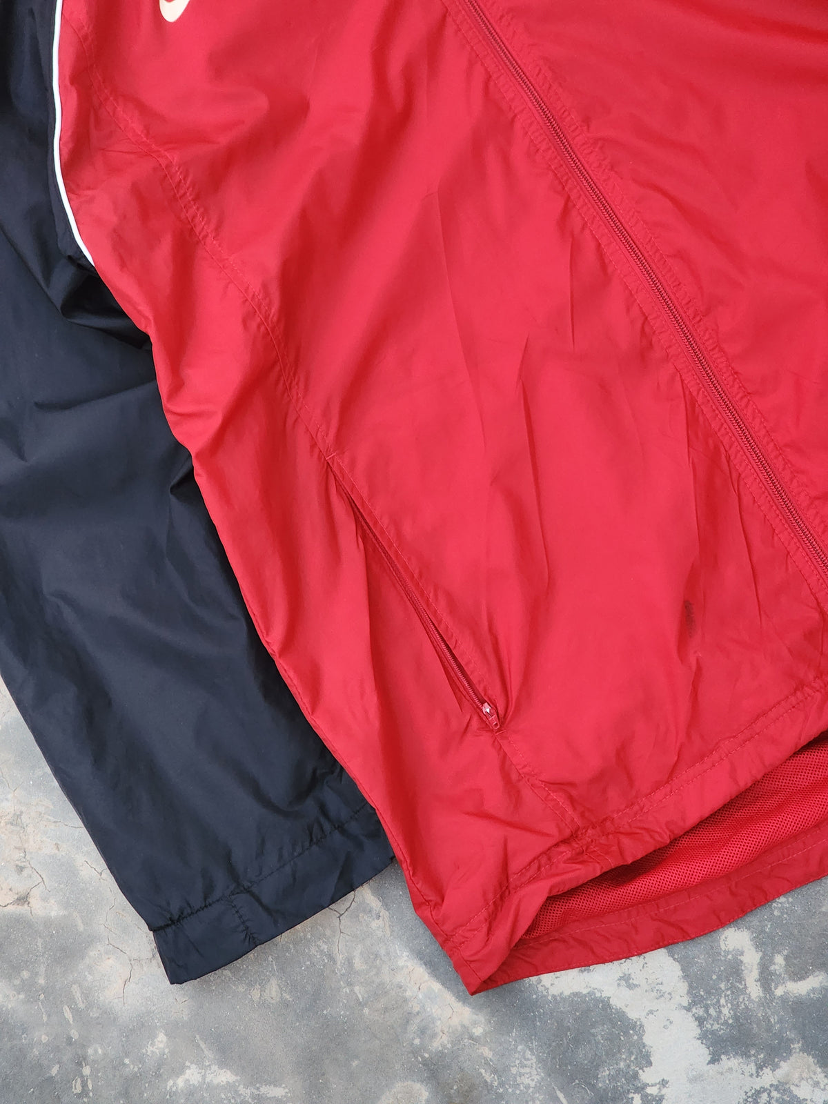 Vintage 2000s Red Team Sports Red and Black Full-Zip Windbreaker Hooded Rain Jacket (L/XL)