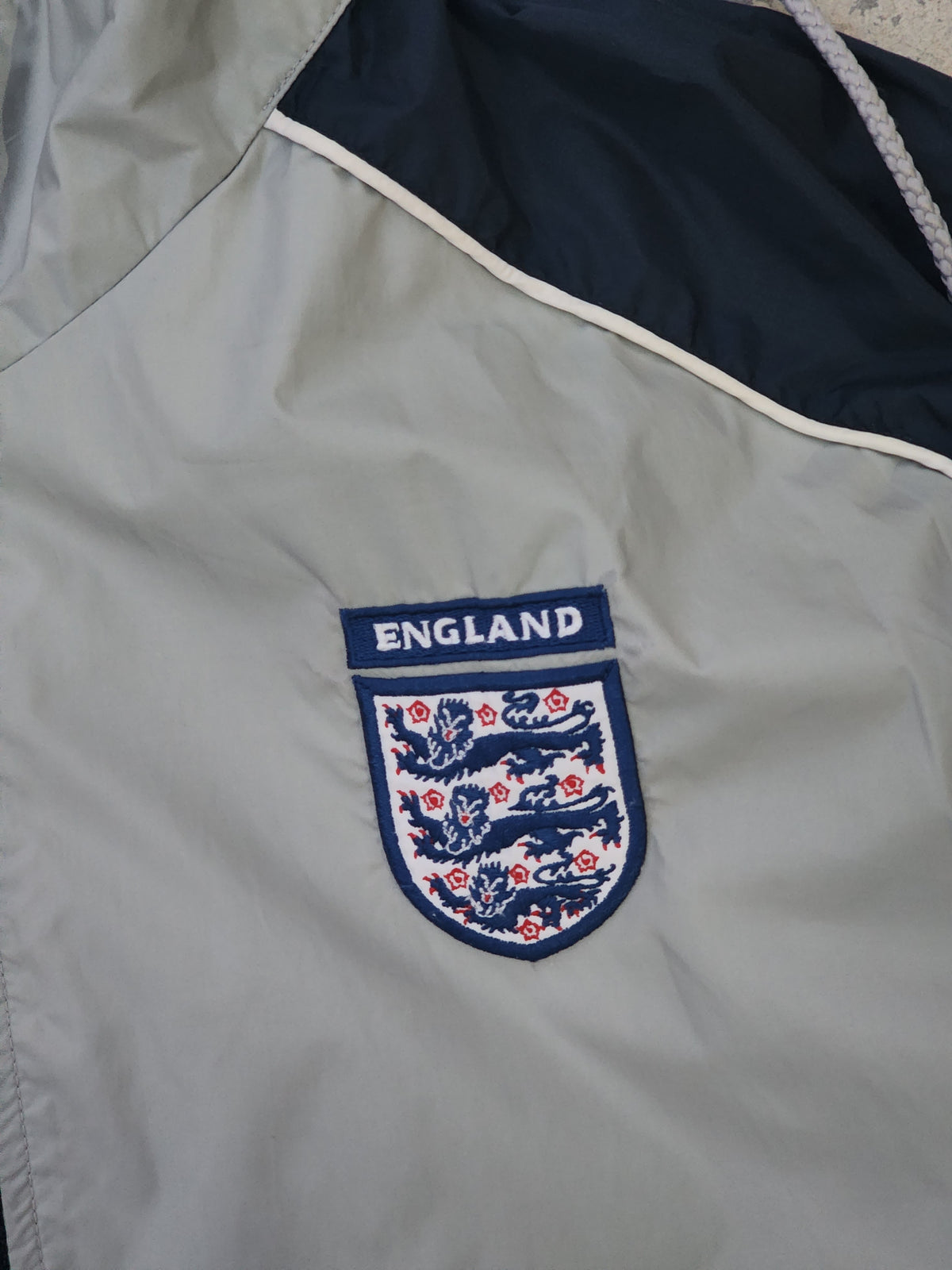 Vintage Umbro 2002–2003 England National Football Team Hooded Rain/Training Windbreaker Jacket (L)