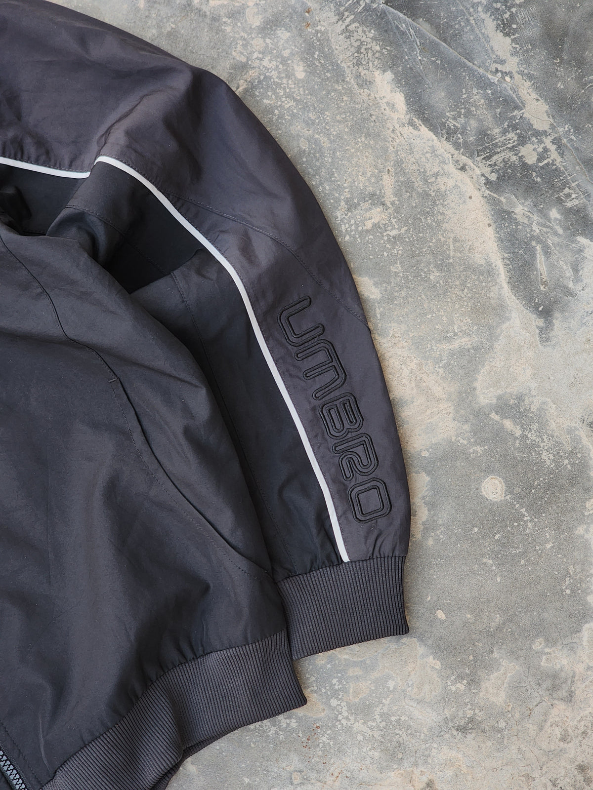 Vintage 2000s Umbro Black Speciali Full-Zip Hooded Windbreaker Track Jacket (S/M)