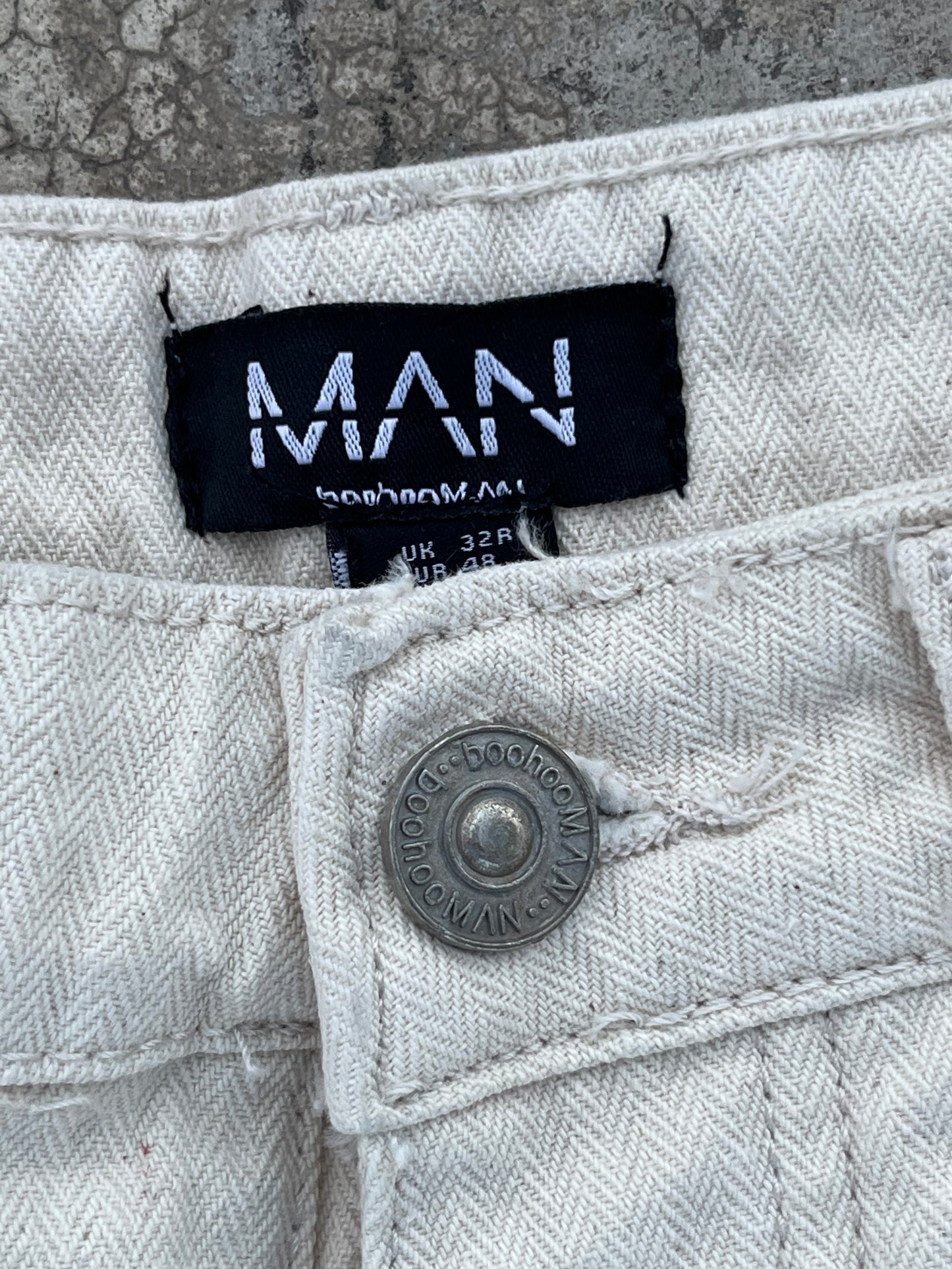 BoohooMan White Texturized and Distressed Edge Carpenter Baggy Jeans (32)