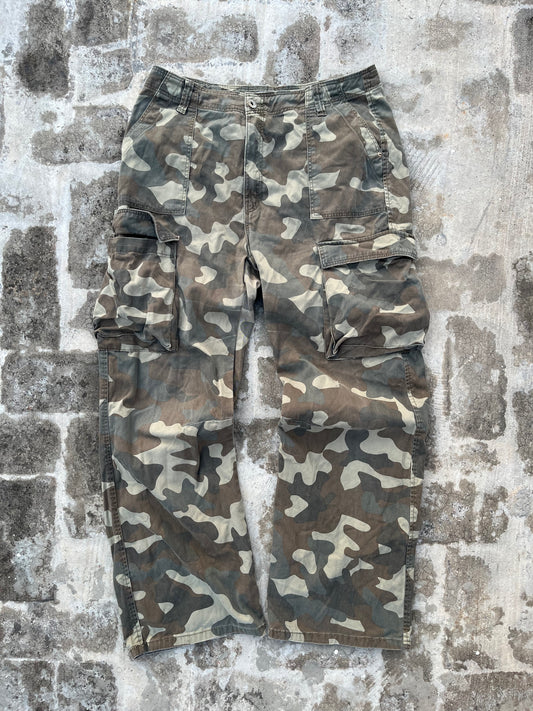 Vintage Bershka Baggy Camo Pants (34)