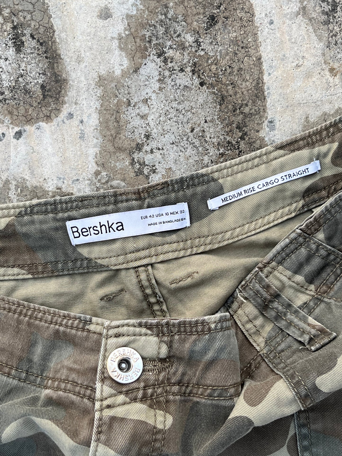 Vintage Bershka Baggy Camo Pants (34)