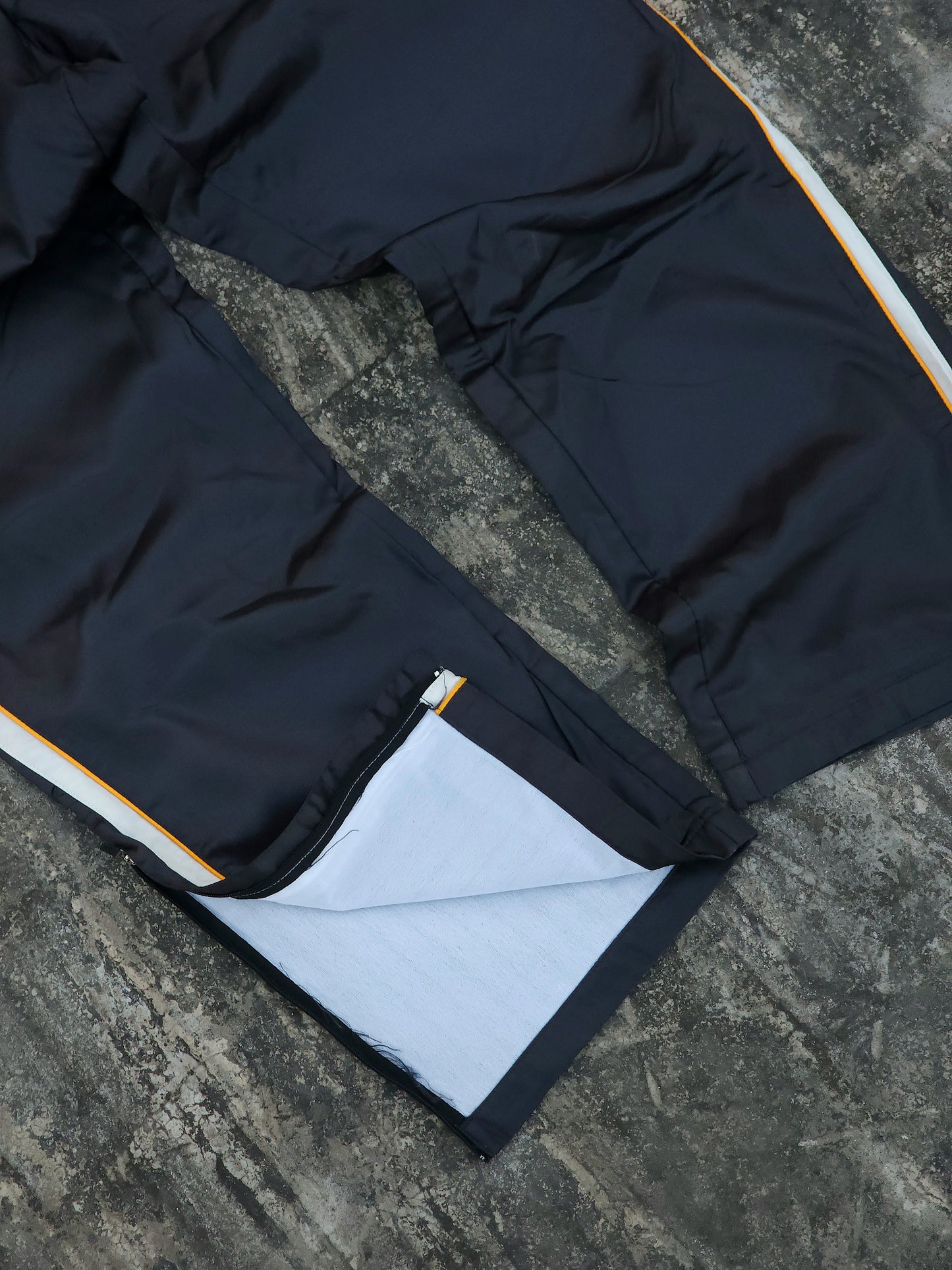 Vintage Asics Dark Blue - White/Gold Stripes Baggy Trackpants (M)