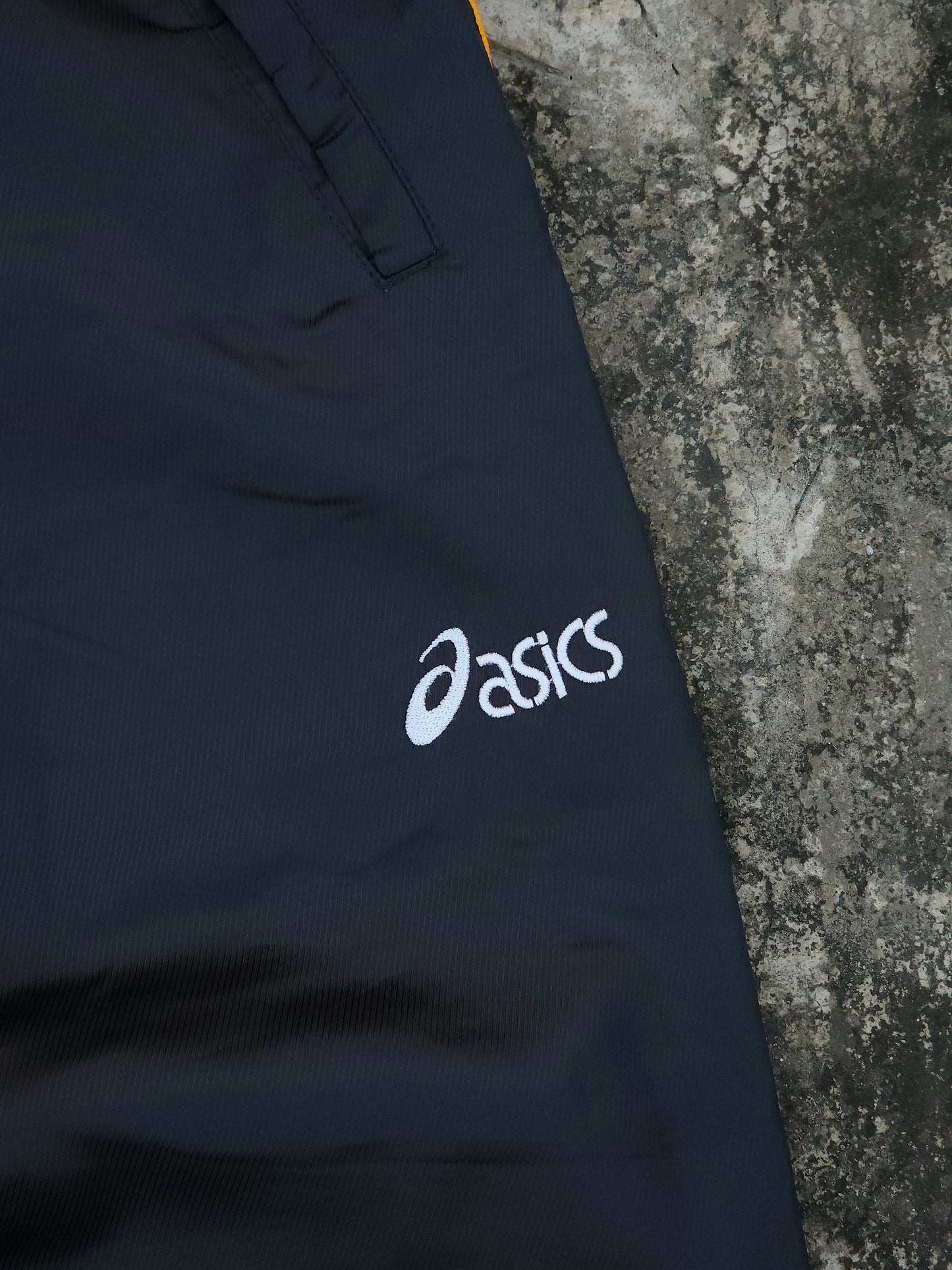 Vintage Asics Dark Blue - White/Gold Stripes Baggy Trackpants (M)